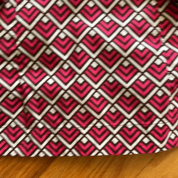 🌺 VINEYARD VINES; Adorable, 100% Cotton, Pink/Brown/Ecru Geometric Design Sz XS - Picture 8 of 10